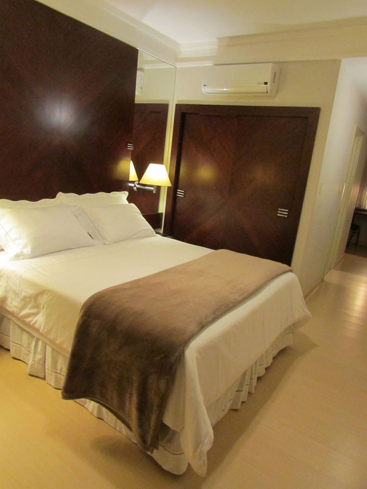 Item bar mini percuma, meja, ruang kerja komputer riba, Wi-fi percuma 