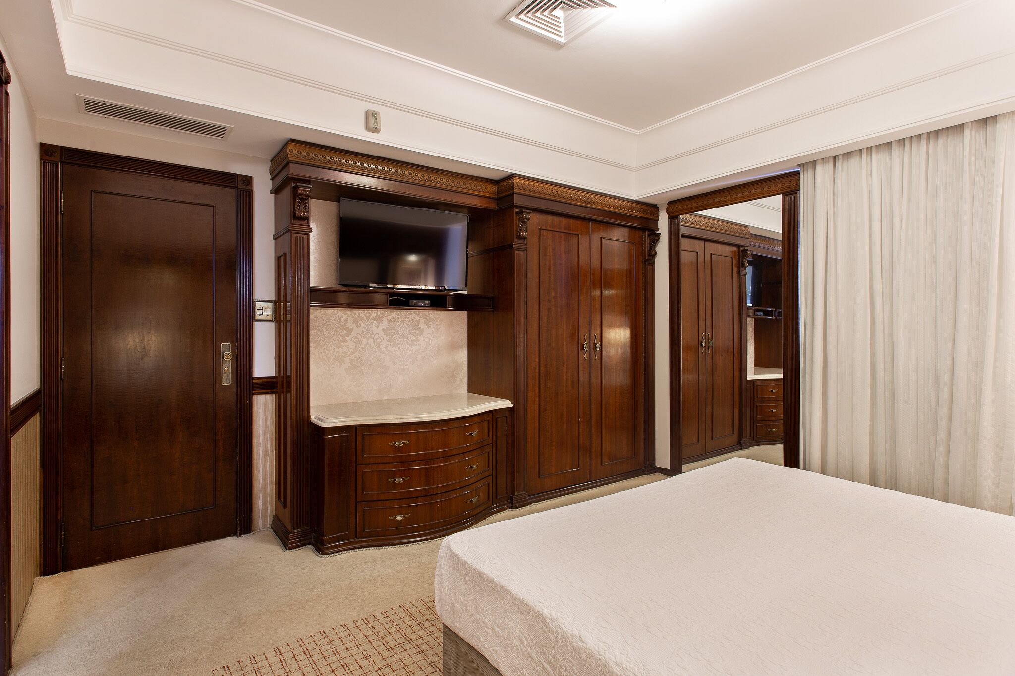 classic suite | 1 bedroom, free minibar items, desk, laptop workspace