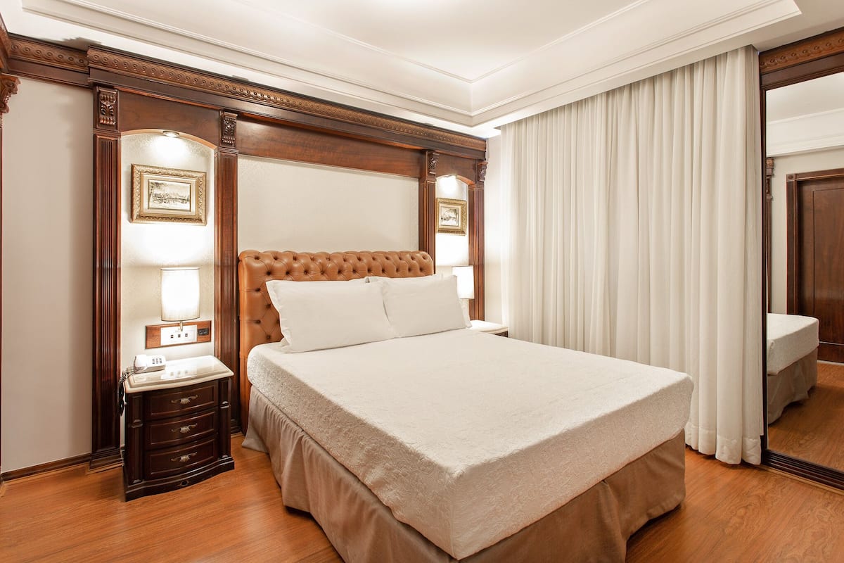 Junior Suite | 1 bedroom, free minibar items, desk, laptop workspace