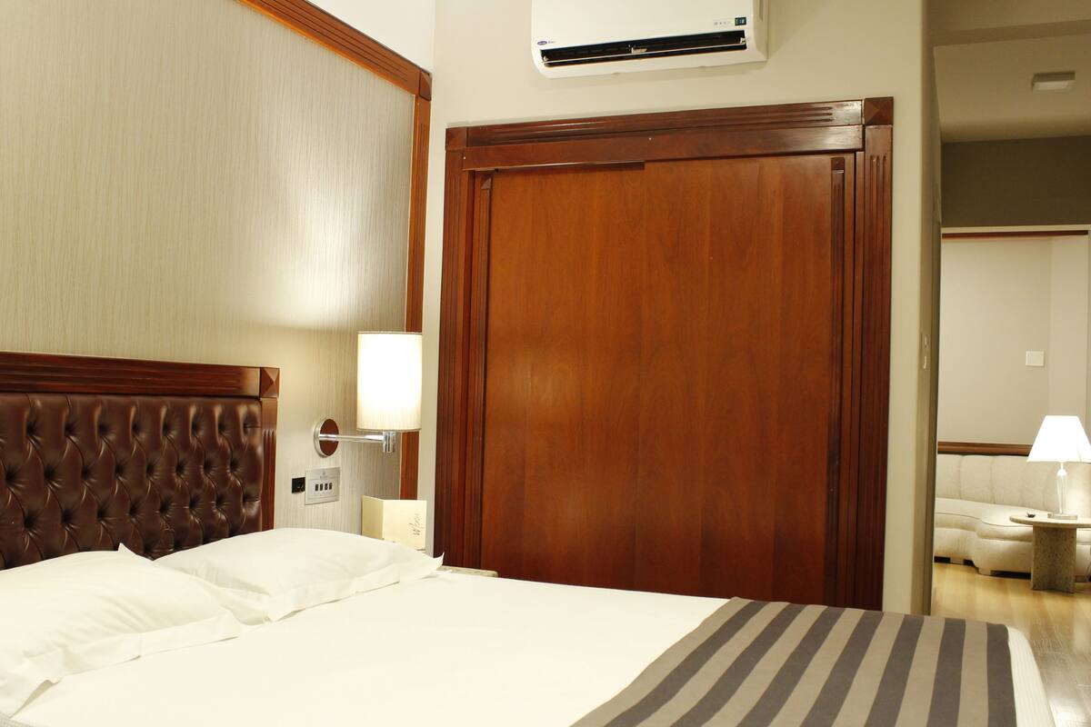 Room Premier | Free minibar items, desk, laptop workspace, free WiFi