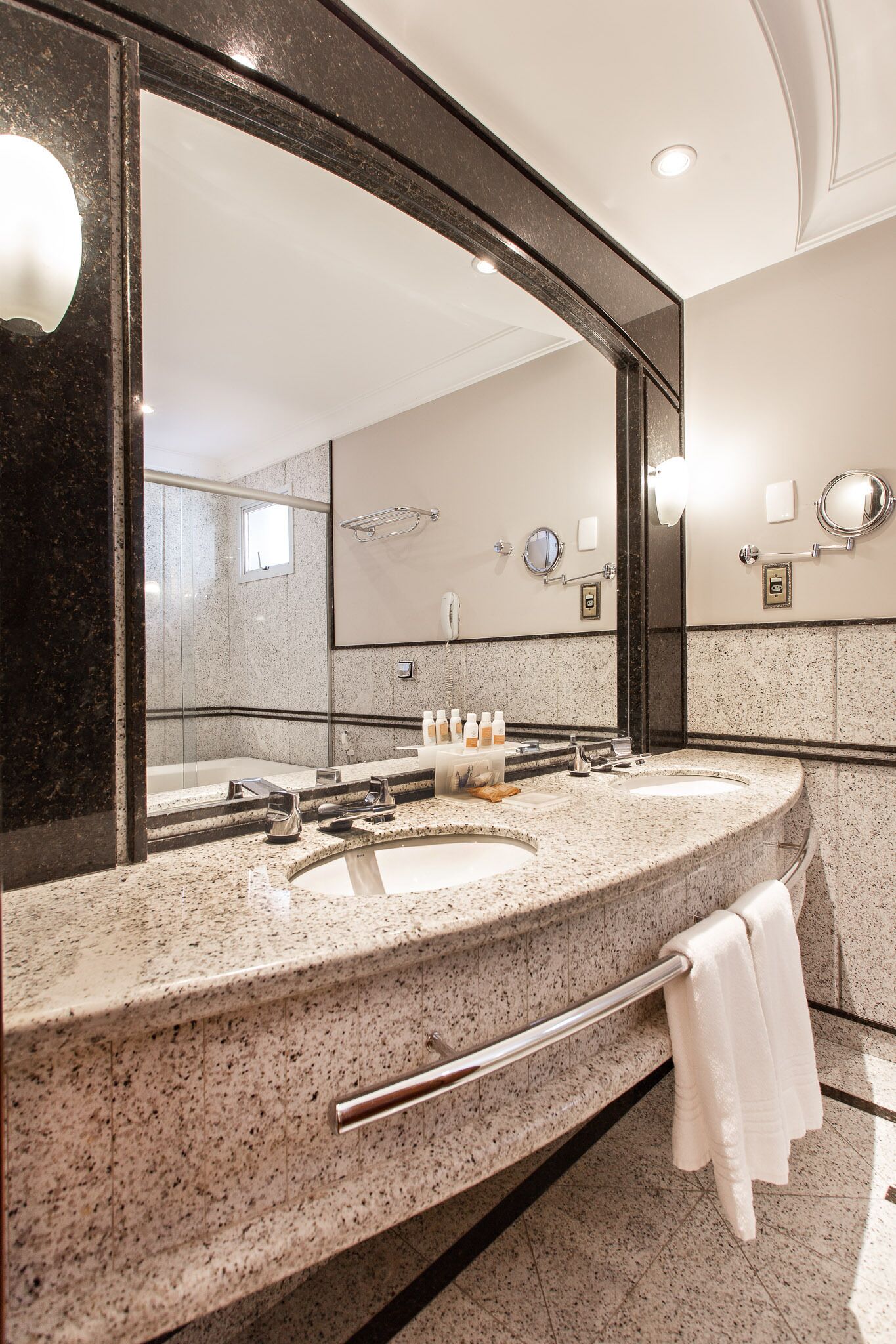 junior suite | bathroom | free toiletries, hair dryer, towels