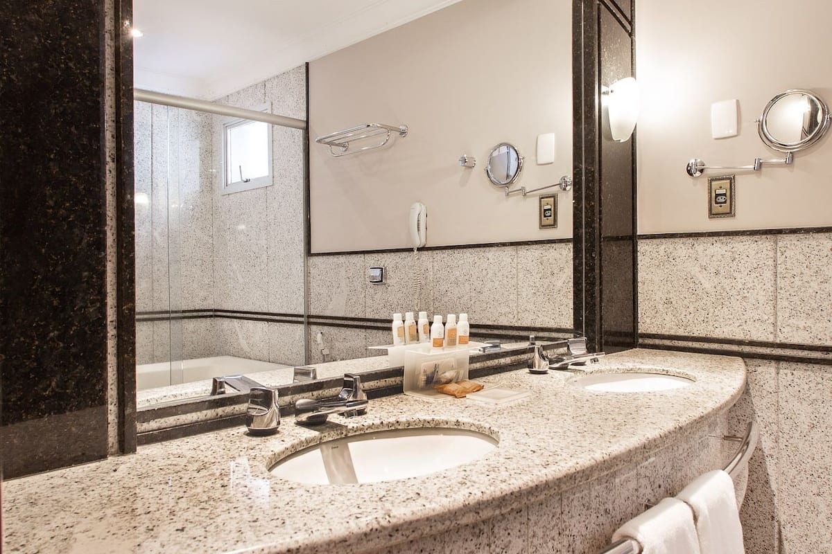 junior suite | bathroom | free toiletries, hair dryer, towels