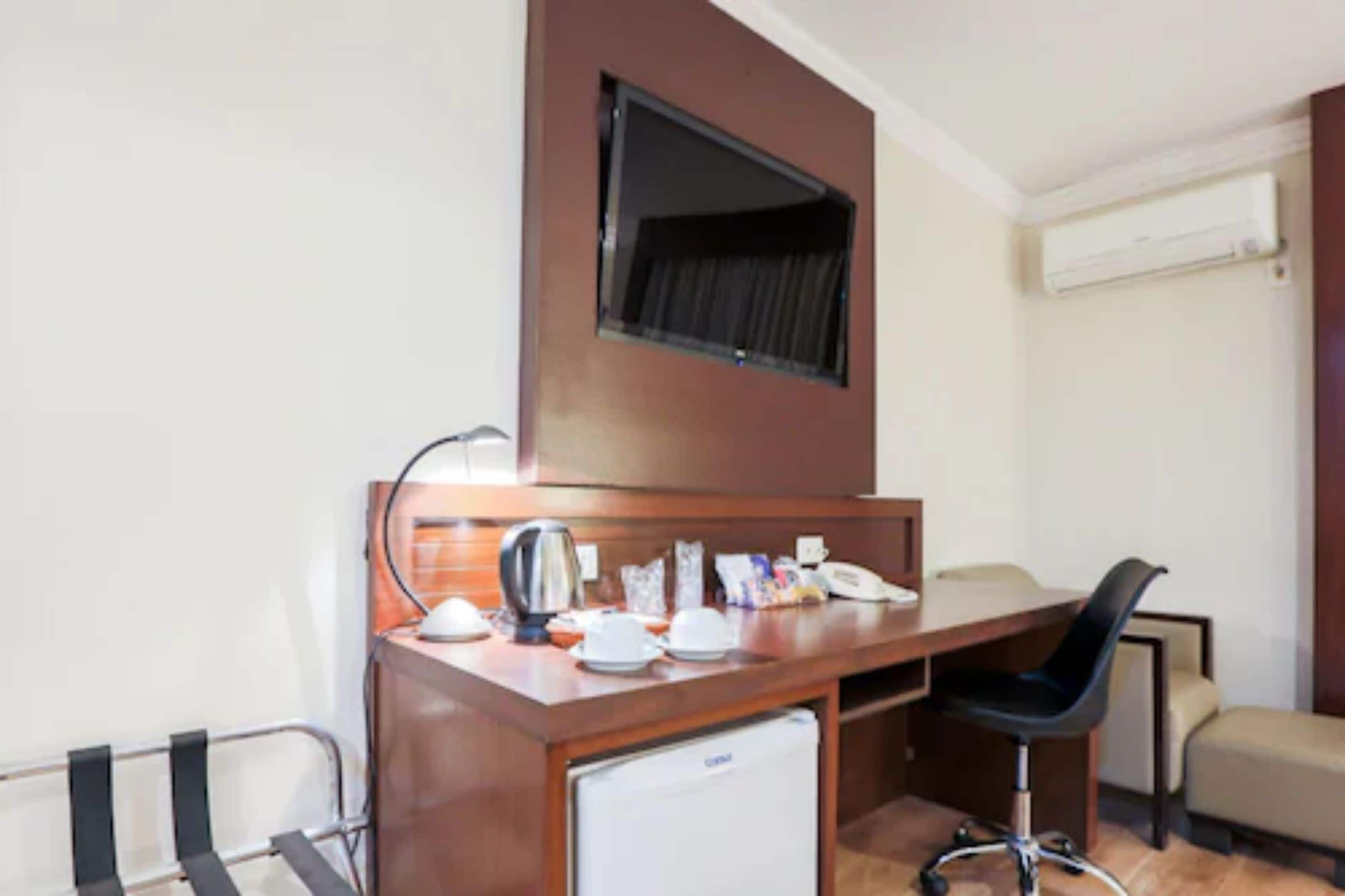 luxo double room  | television