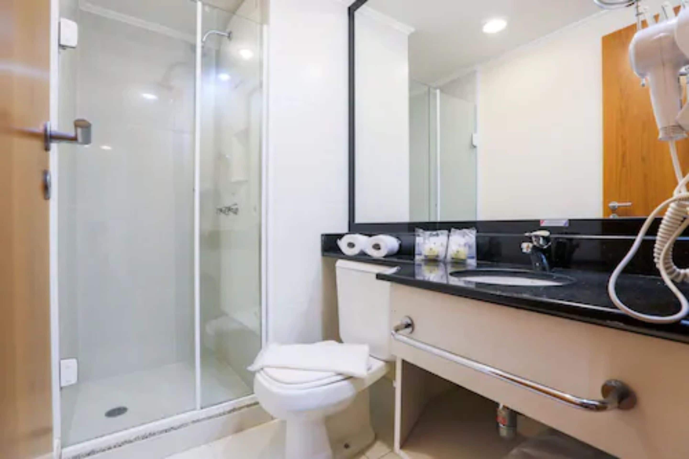 luxo double room  | bathroom | shower, free toiletries, hair dryer, towels