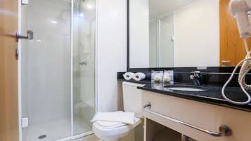 Luxo Double Room | Bathroom | Shower, free toiletries, hair dryer, towels