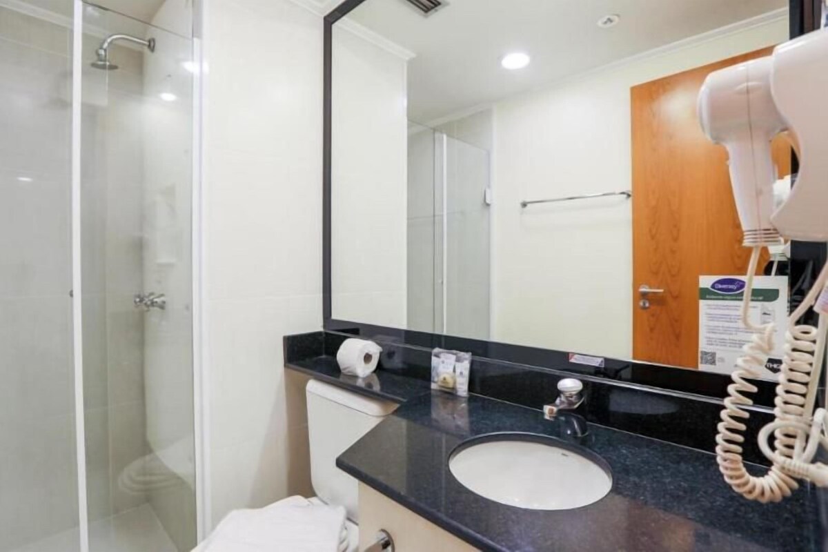 Kamar mandi | Shower, perlengkapan mandi gratis, pengering rambut, dan handuk