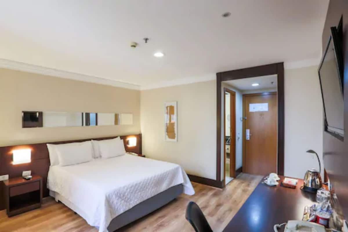 Minibar, caja de seguridad en la habitación y escritorio