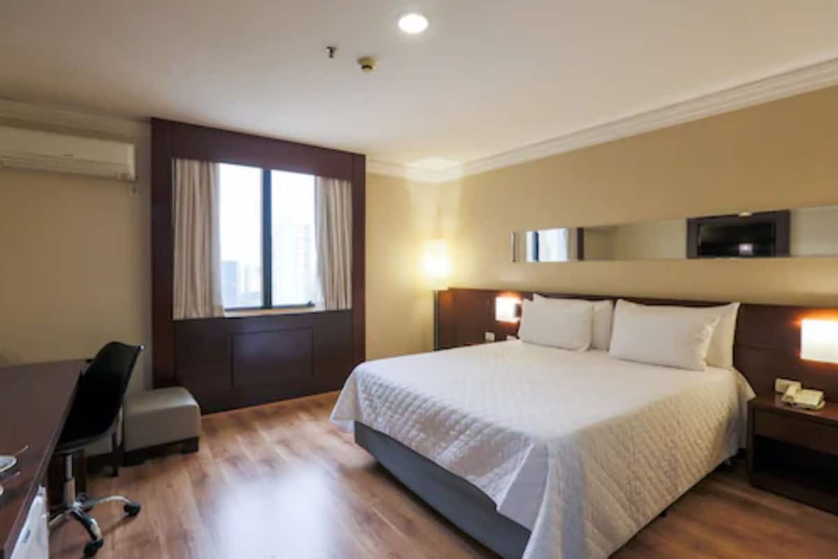 Minibar, caja de seguridad en la habitación y escritorio