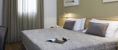 Allergivenligt sengetøj, minibar, pengeskab på værelset, skrivebord