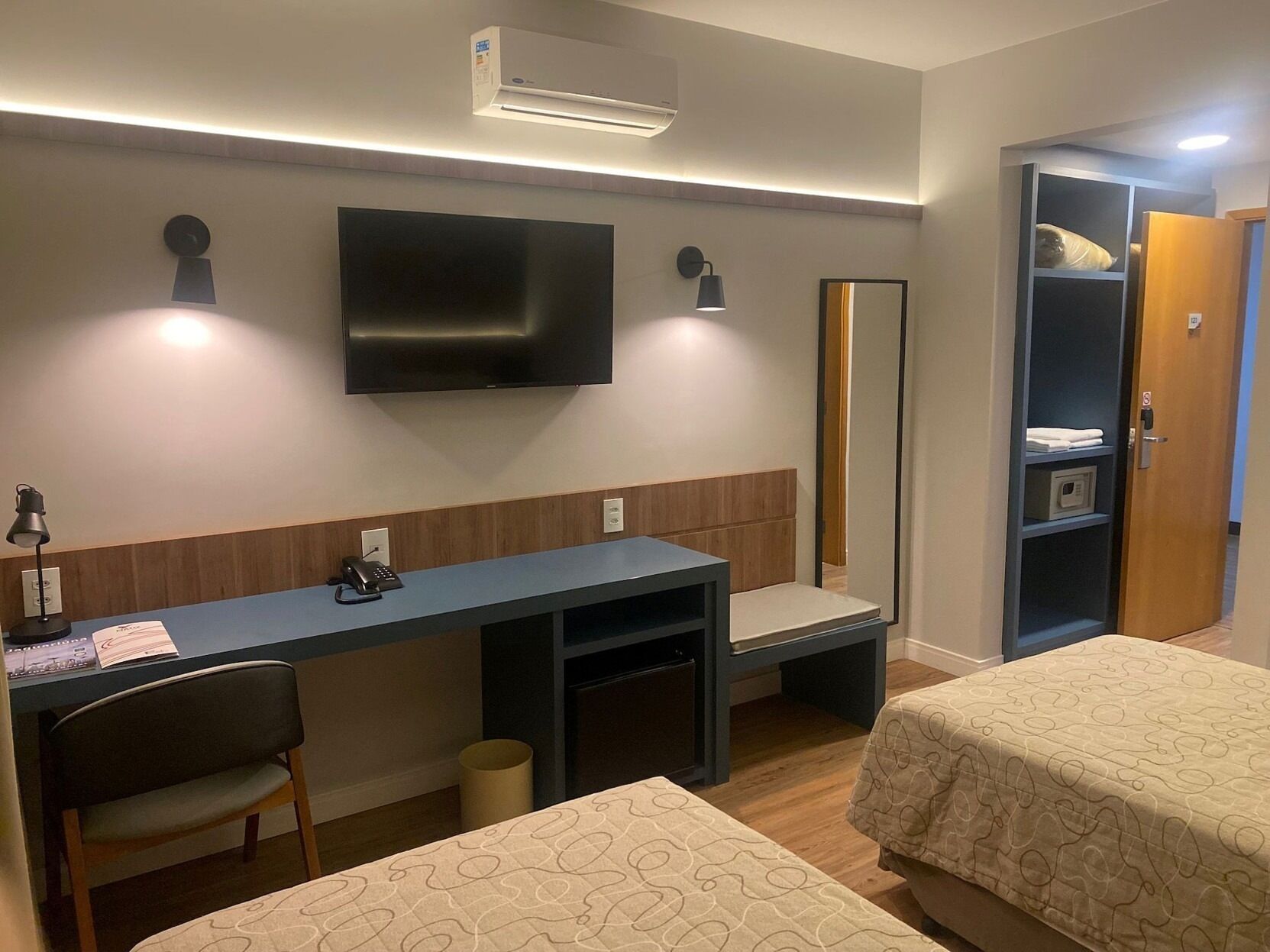 Hypo-allergenic bedding, minibar, in-room safe, desk