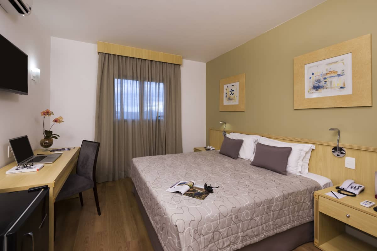 Allergitestade sÀngklÀder, minibar och vÀrdeförvaringsskÄp pÄ rummet