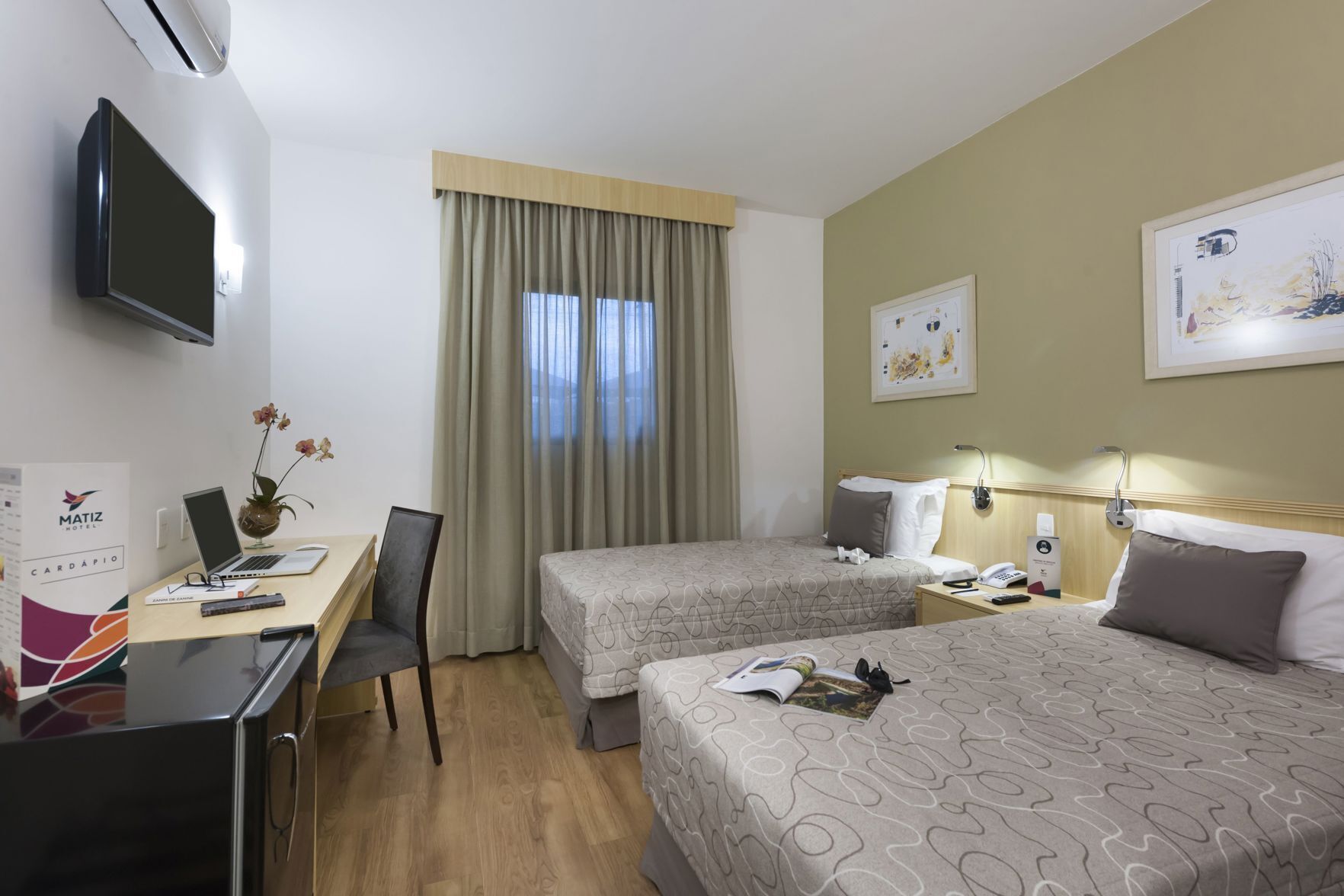 Allergitestade sängkläder, minibar och värdeförvaringsskåp på rummet