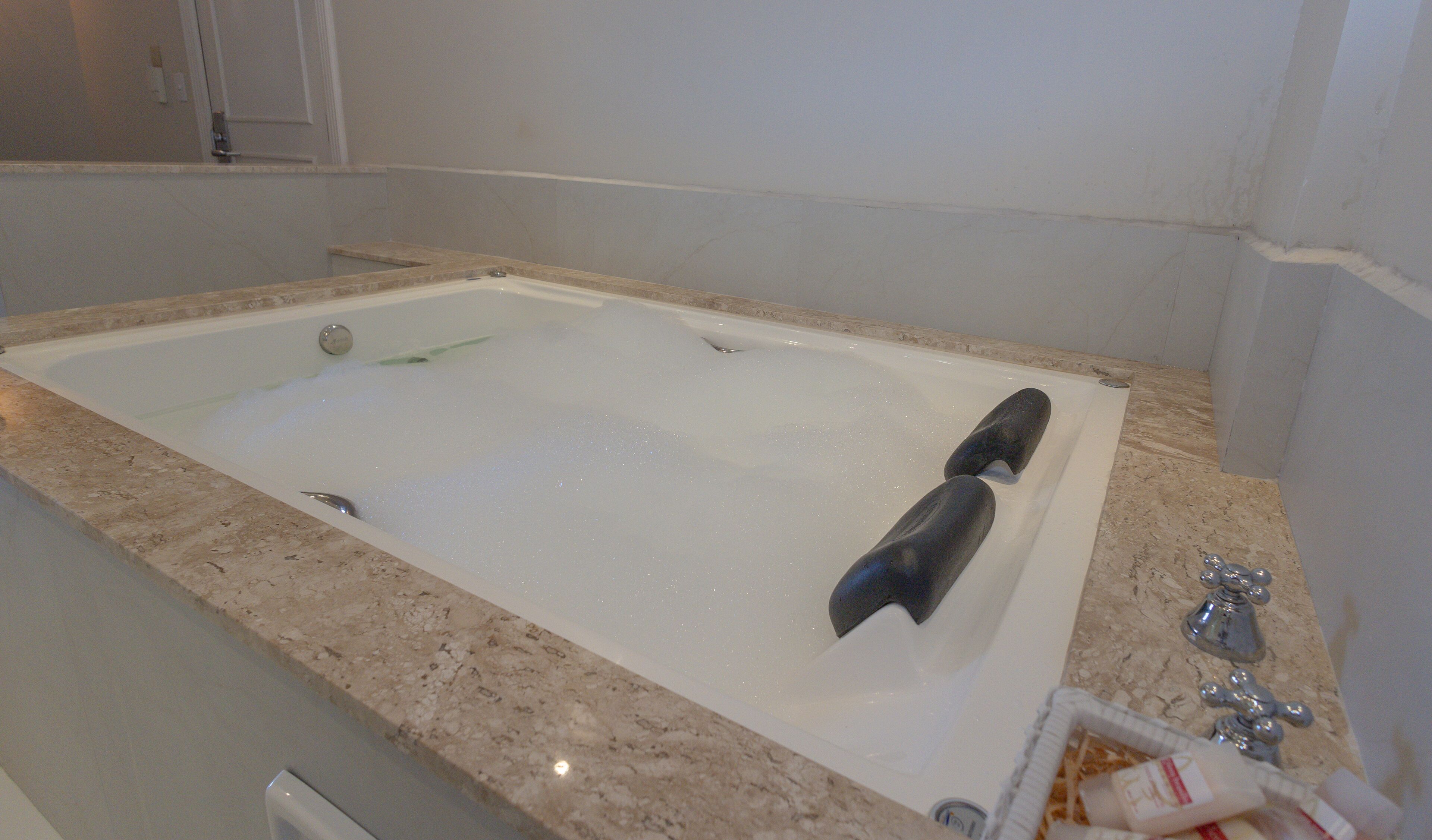 luxury double room | jetted bathtub