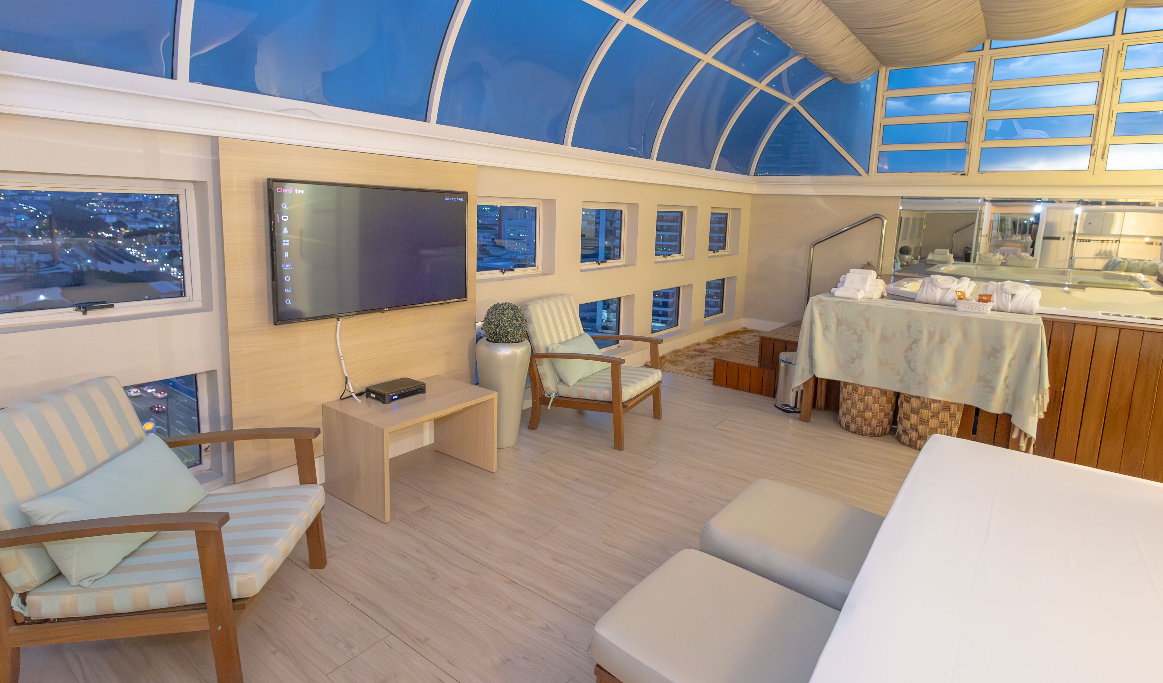 Phòng đôi phong cách lãng mạn | Bộ đồ giường cao cấp, minibar, két bảo mật tại phòng, bàn 