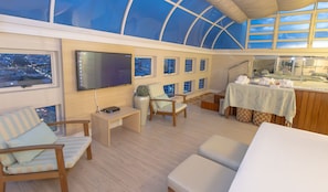 Quarto casal romântico | Roupas de cama premium, frigobar, cofres nos quartos, escrivaninha