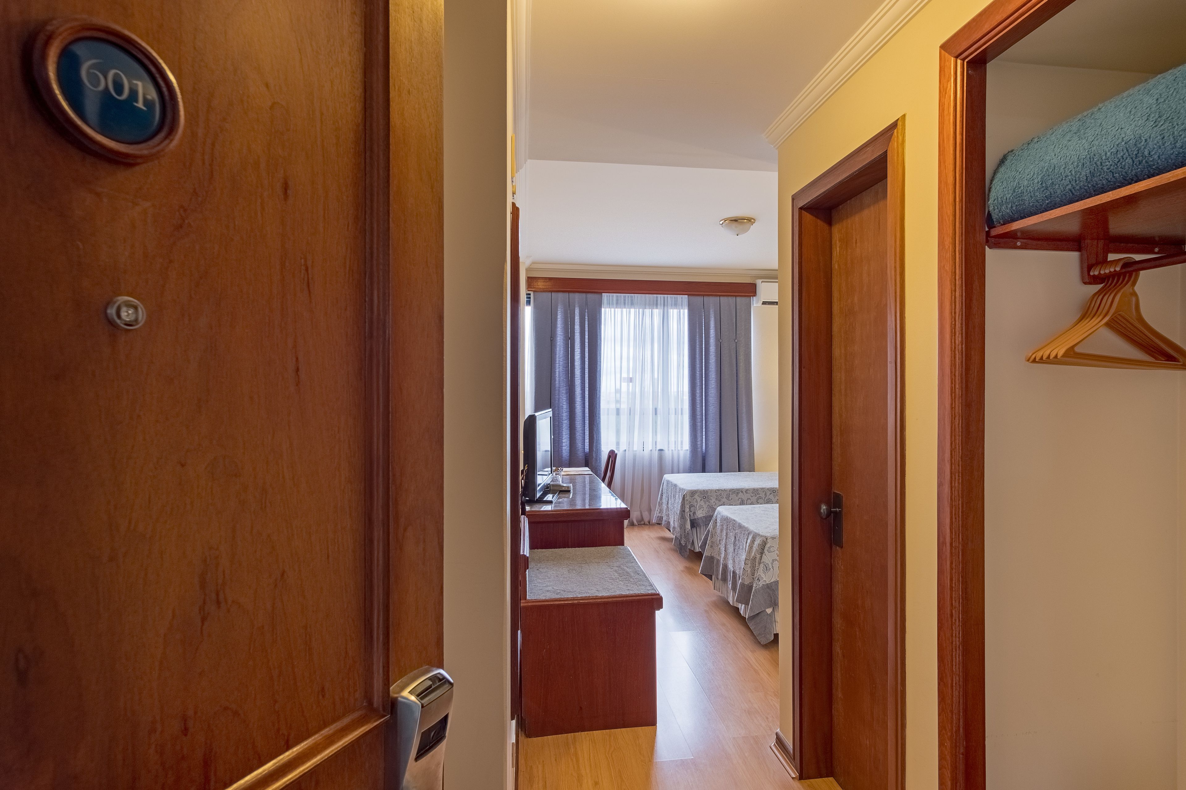 standard twin room, 1 queen bed, accessible | premium bedding, minibar, in-room safe, desk