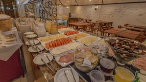 Free daily buffet breakfast  - Lizon Curitiba Hotel (Curitiba)