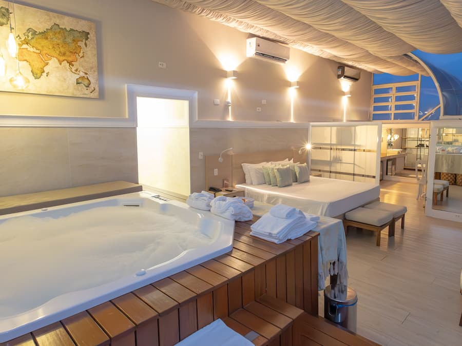 Romantik-dobbeltværelse | Premium-sengetøj, minibar, pengeskab på værelset, skrivebord