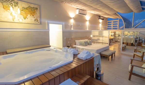 Quarto casal romântico | Roupas de cama premium, frigobar, cofres nos quartos, escrivaninha