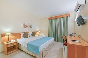 Quarto casal standard | Frigobar, cofres nos quartos, escrivaninha, cortinas blackout