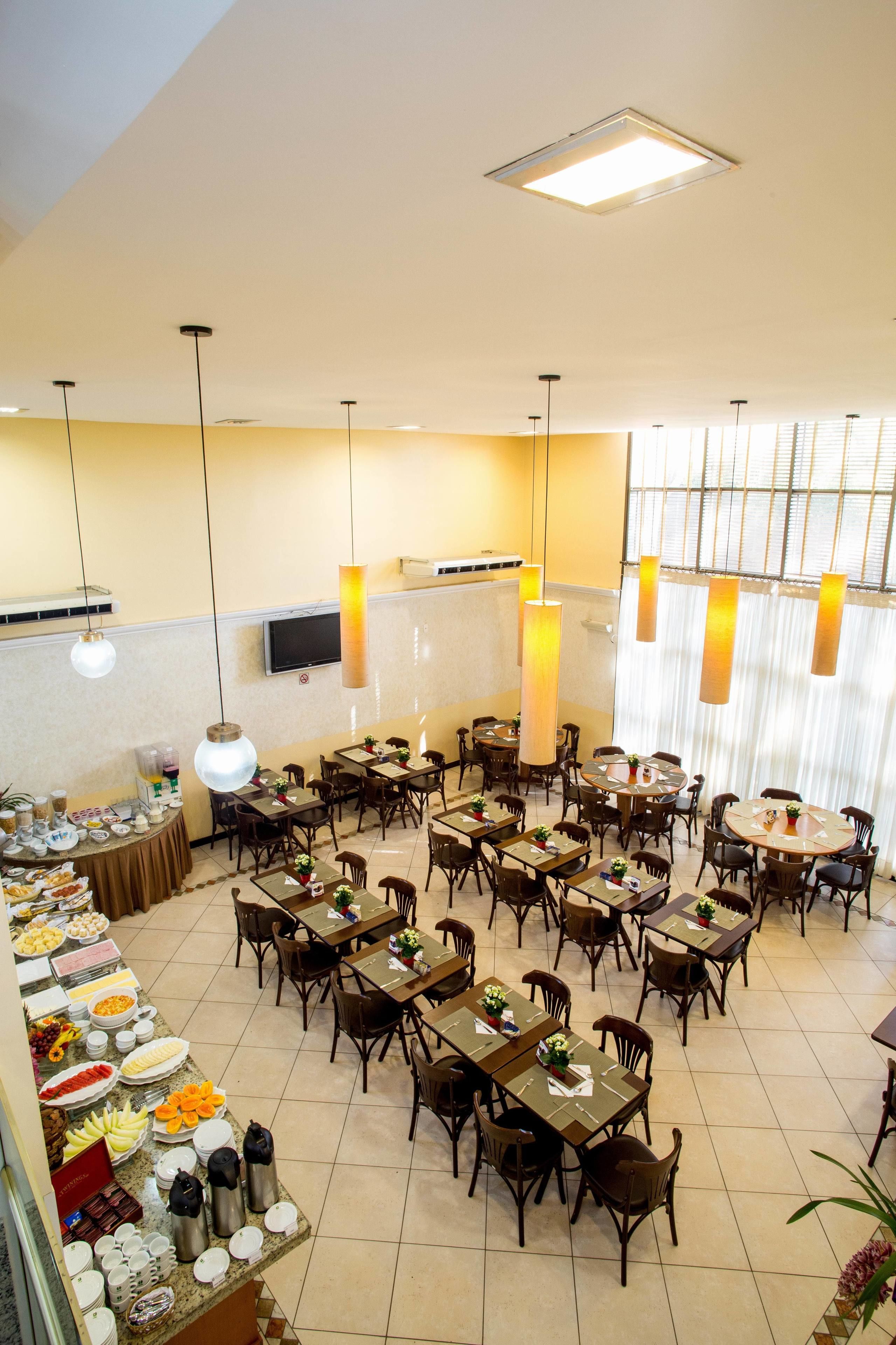 2 restaurants, breakfast served