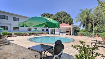 Piscina externa, guarda-sóis, espreguiçadeiras