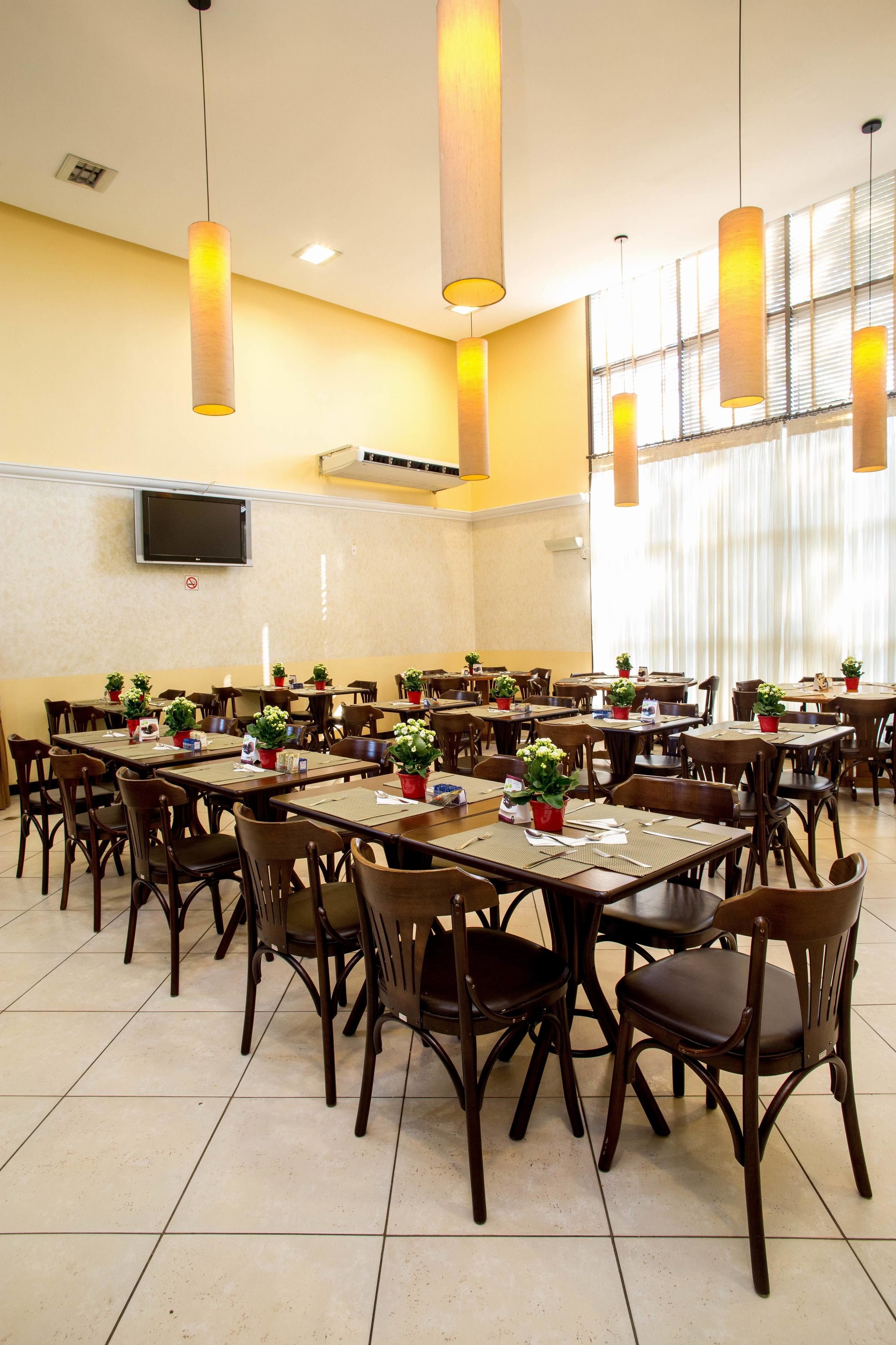 2 restaurants, breakfast served