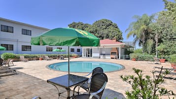 Outdoor pool, pool umbrellas, sun loungers
