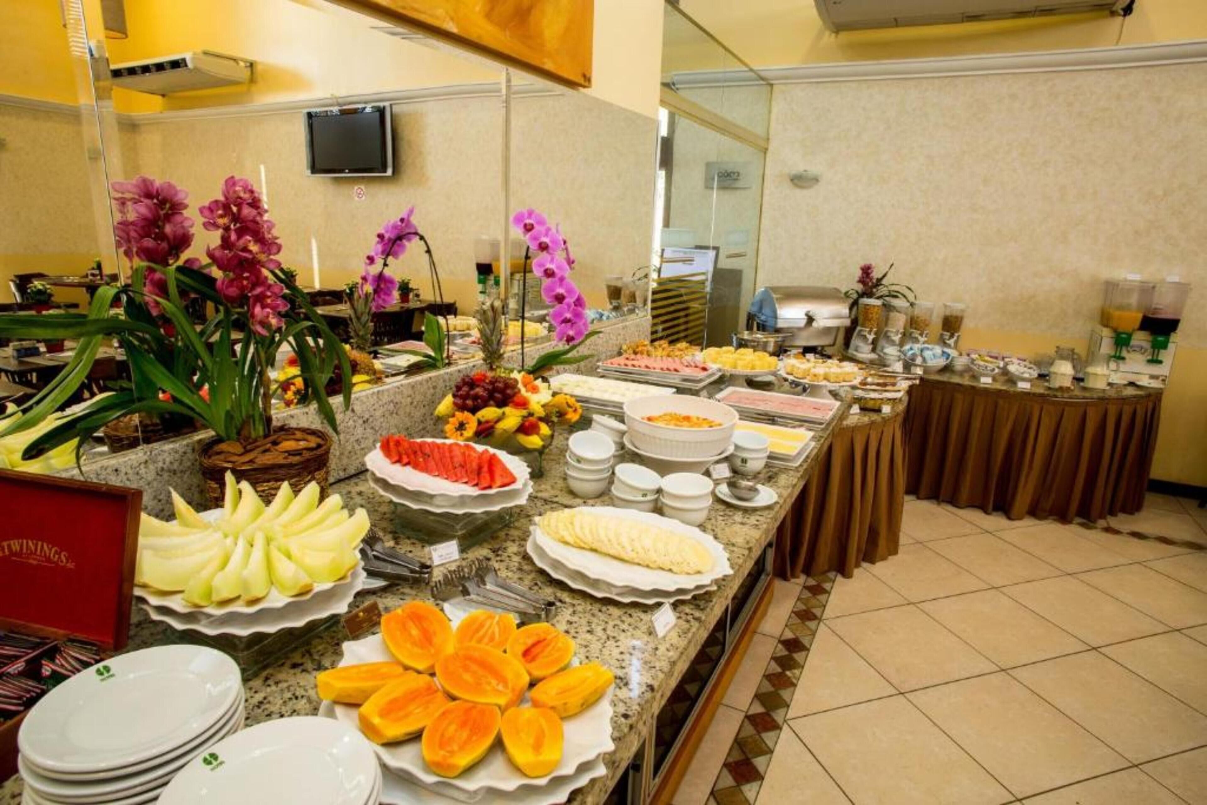 Café da manhã com buffet todos os dias mediante uma taxa