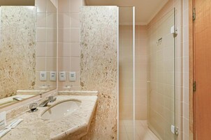 Ducha, artículos de tocador gratuitos, secador de pelo, toallas