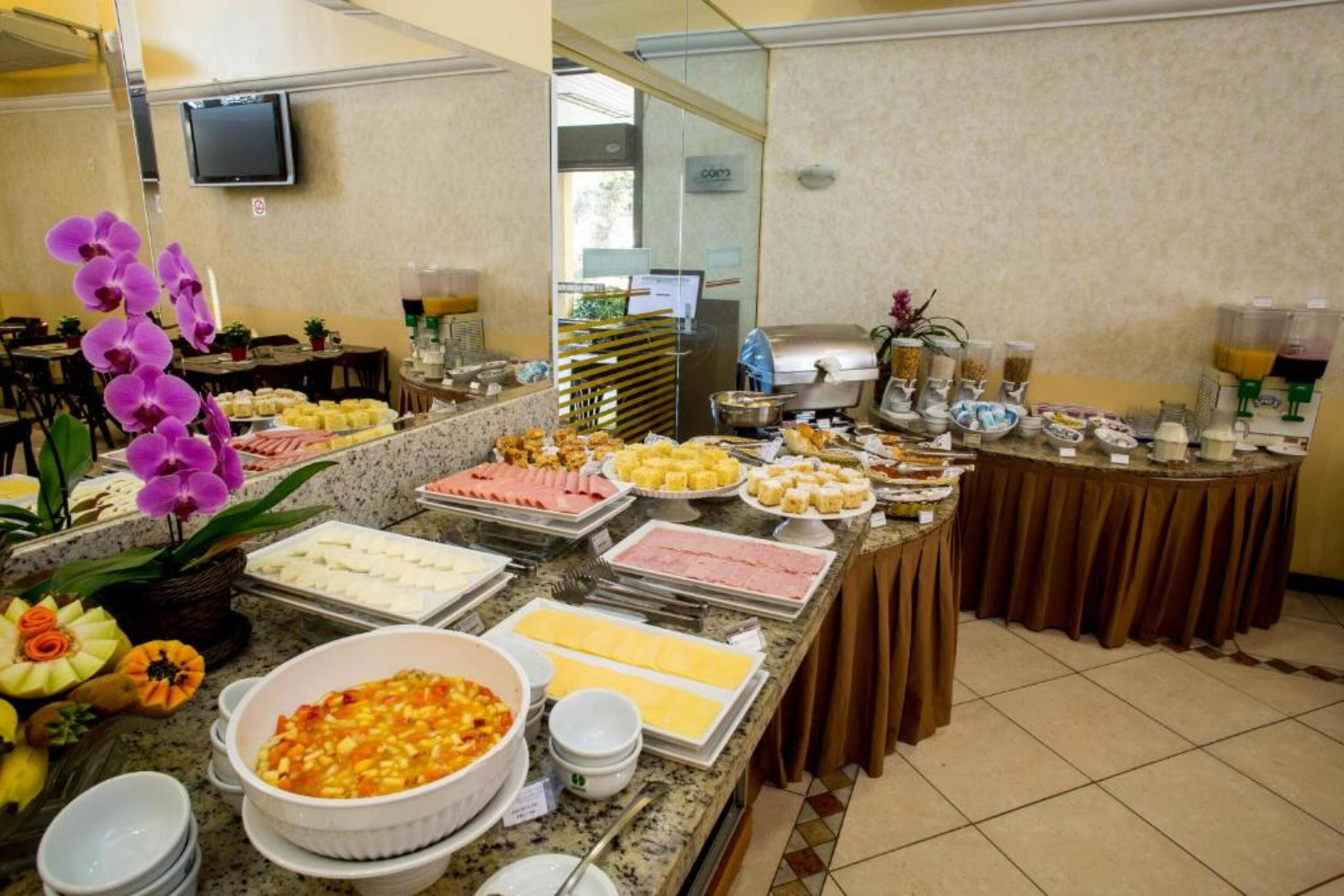 Café da manhã com buffet todos os dias (BRL 52 por pessoa) 