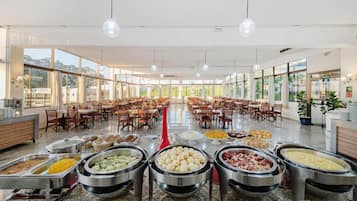 2 restaurants, serveren ontbijt