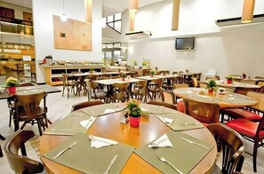 2 restaurantes; se sirven desayunos 