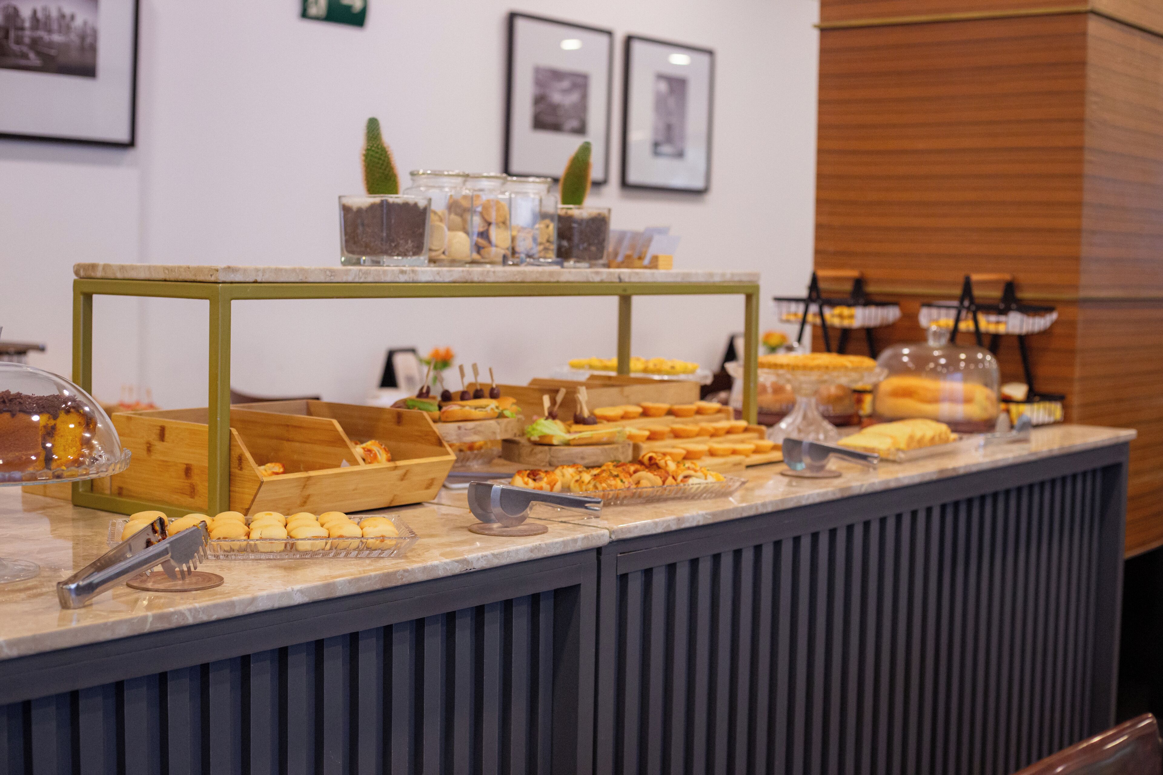 breakfast, lunch, dinner served; international cuisine