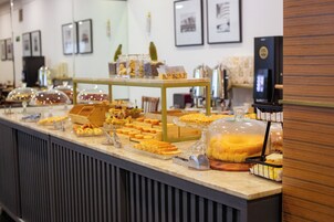 Se sirven desayunos, almuerzos y cenas; cocina internacional