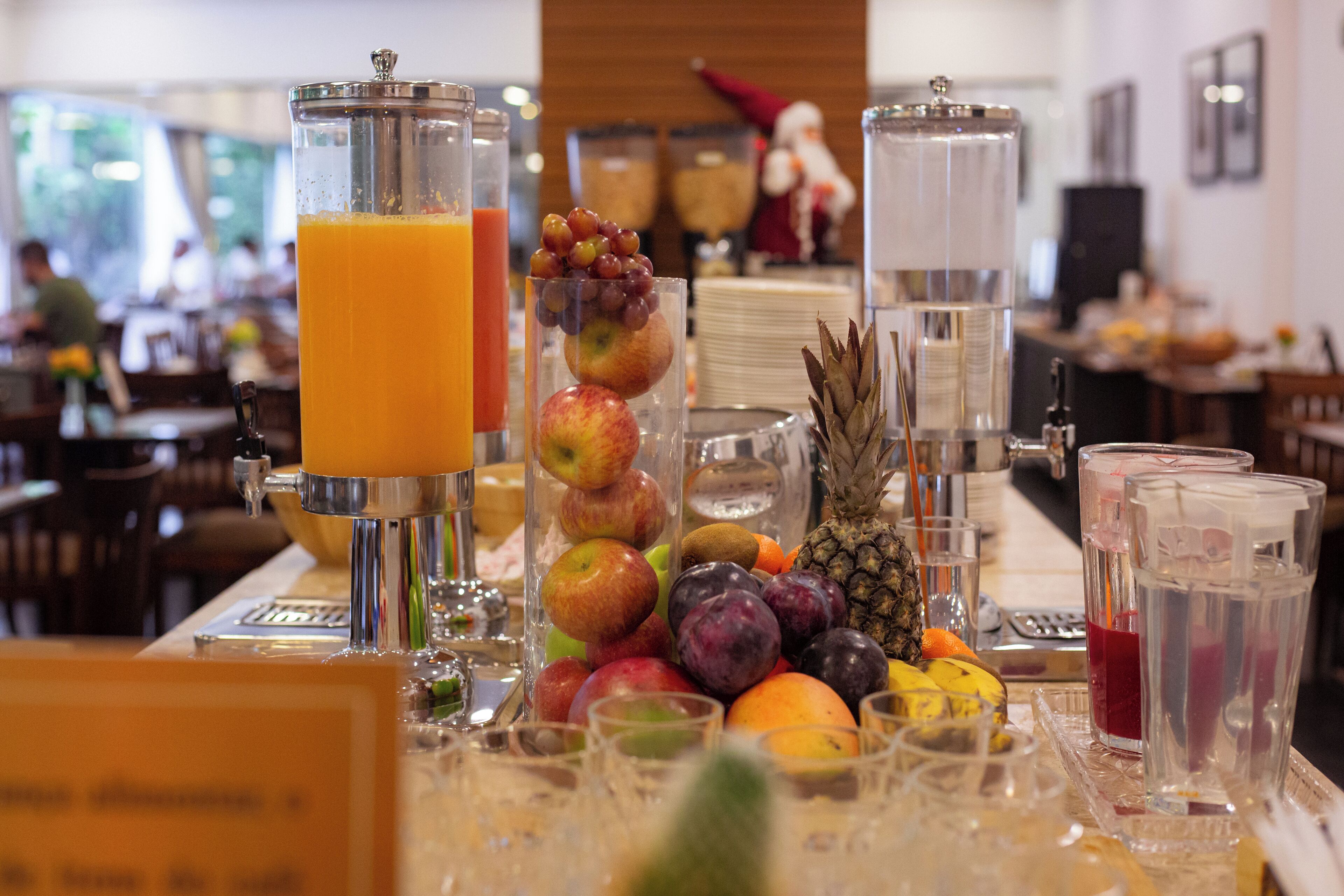 breakfast, lunch, dinner served; international cuisine