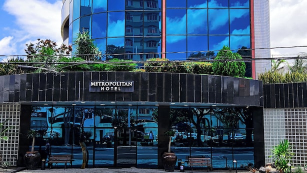 A modern hotel with a glass facade reflecting the sky and clouds. - Metropolitan Hotel (Teresina)