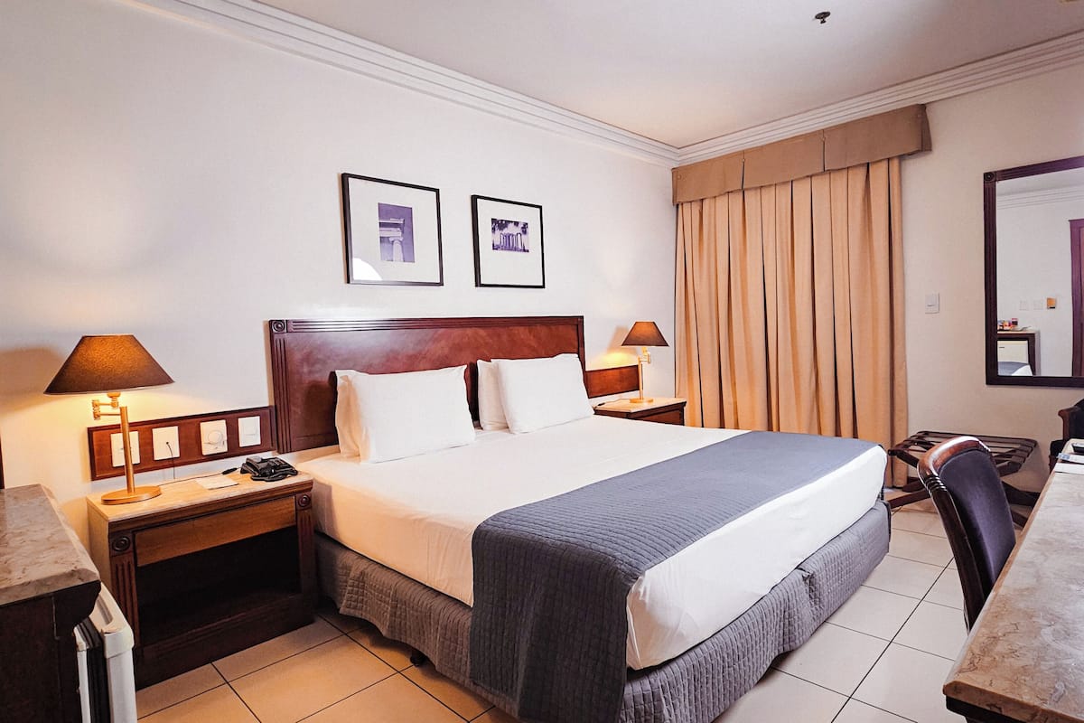 1 bedroom, down duvets, minibar, desk