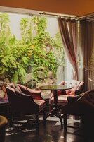 Bar en la azotea, con vista a la piscina