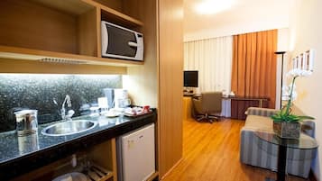 Kylskåp, mikrovågsugn och grytor/köksredskap