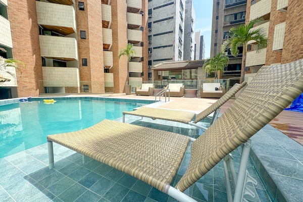 2 utomhuspooler med öppettider 09.00 till 20.00, och solstolar