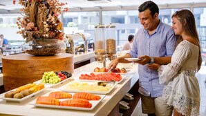 Montaje de bufé con diferentes alimentos y una pieza decorativa central.