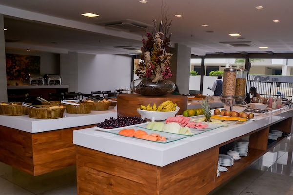 Café da manhã com buffet grátis todos os dias