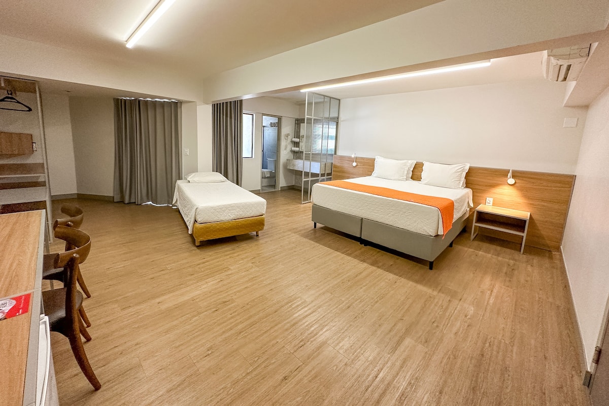 Suíte Premium Casal + 1 | 1 bedroom, minibar, in-room safe, blackout drapes