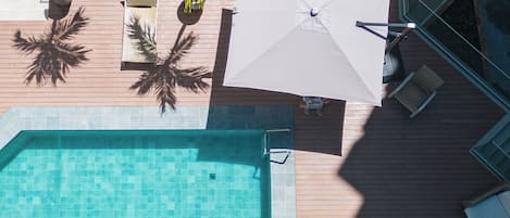 2 Außenpools, geöffnet von 09:00 Uhr bis 20:00 Uhr, Liegestühle