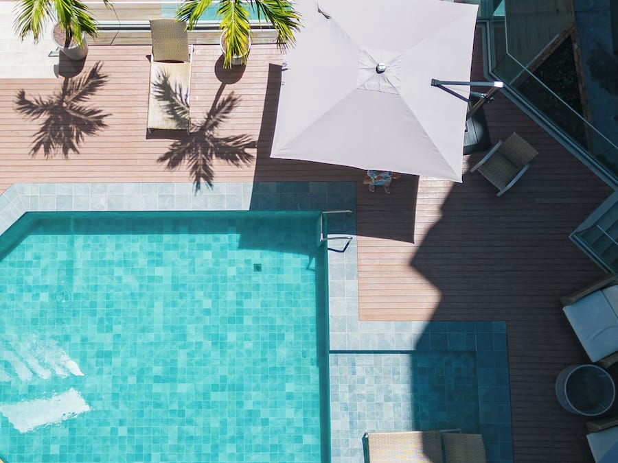 2 piscinas externas, funciona das 9h às 20h, espreguiçadeiras