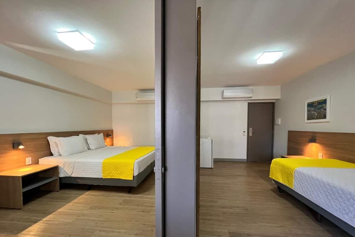Suíte Deluxe Superior Casal + 01 | 1 bedroom, minibar, in-room safe, blackout drapes