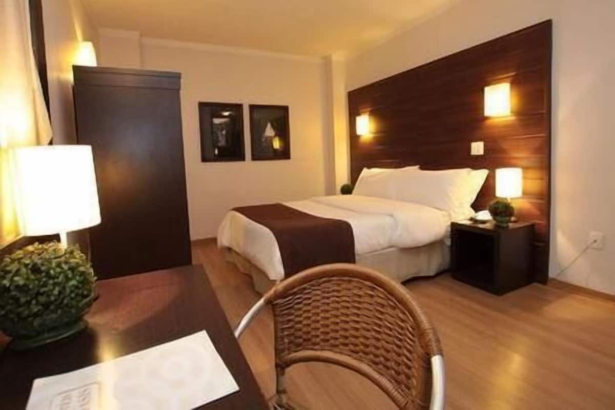 Minibar, coffres-forts dans les chambres, bureau, rideaux occultants