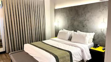 Suite | Minibar, safe på rommet, skrivebord og blendingsgardiner