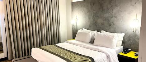 Suite | Minibar, caja fuerte, escritorio y cortinas opacas
